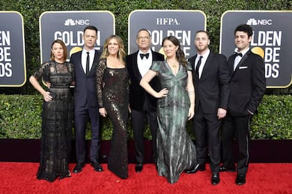 La familia, ¿unida? Samantha Bryant, Colin Hanks, Rita Wilson, Tom Hanks, Elizabeth Ann Hanks, Chet Hanks, y Truman Theodore Hanks en una entrega de los Globos de Oro