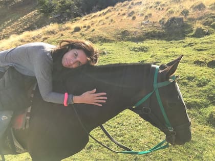 Samantha es periodista, pero dedica la mayor parte de su tiempo al proteccionismo animal. Promueve la creación de un hospital municipal para mascotas.