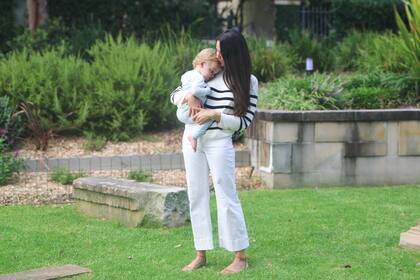 Samantha siente que en Estados Unidos podrá compatibilizar su trabajo con su maternidad