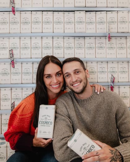 Samantha Trottier y Hernán Regiardo llegaron con su yerba mate a una conocida cadena de supermercados (Foto: Instagram @hernanreg)