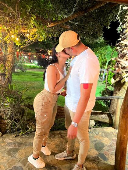 Samantha y Alejandro se habían comprometido con una sortija de papel