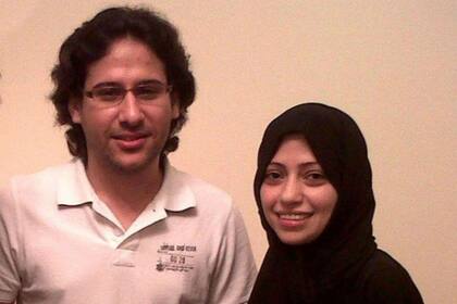 Samar, junto a su esposo, un activista también bajo arresto