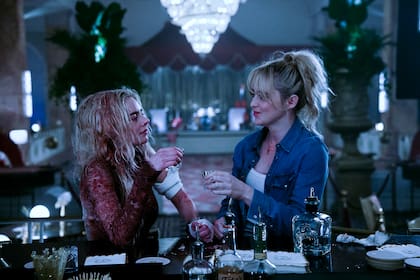 Samara Weaving y Kathryn Newton en Boda sangrienta 2