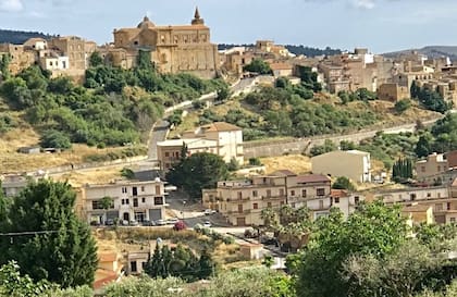 Sambuca di Sicilia recibió muchas solicitudes de personas estadounidenses; las casas se subastaron