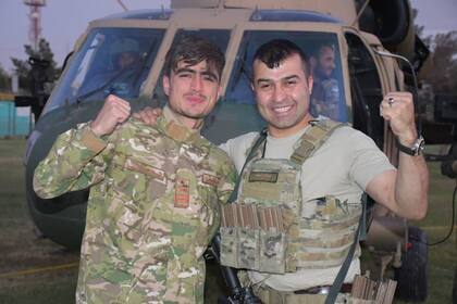Sami Sadat (derecha), de 34 años, fue nombrado el miércoles jefe de las fuerzas especiales de Afganistán; mantiene en pie la resistencia del ejército al sur del país