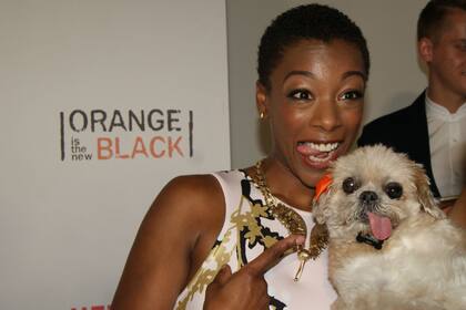 Samira Wiley posando junto a Marnie The Dog