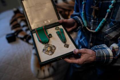 Sammy Basso muestra la medalla de Caballero que le dio el presidente de Italia