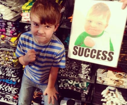 Sammy recreando el gesto que lo hizo famoso. Fuente: Twitter.