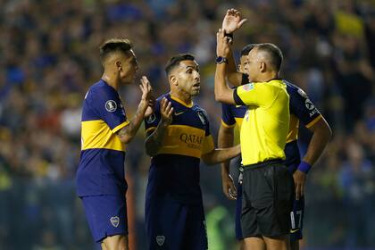 Sampaio le explica a Almendra y Tevez por qué no convalidó el gol de Salvio