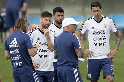 Sampaoli conversa con Messi, Higuaín y Di María