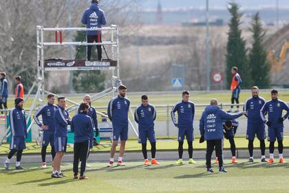 Sampaoli da indicaciones, en un alto del entrenamiento de la selección argentina