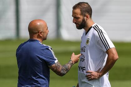 Sampaoli e Higuaín dialogan en el entrenamiento de este martes de la selección argentina