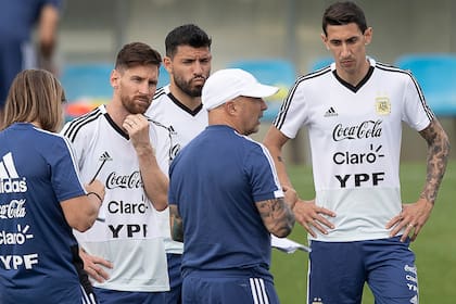 Sampaoli, en su paso por la selección Argentina, junto a Ángel Di María