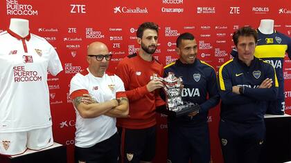 Sampaoli, Pareja, Tevez y Guillermo, en la presentación del partido
