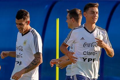Pavón, Dybala y Lo Celso, en una práctica distendida tras la clasificación a octavos