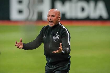 Sampaoli, siempre sanguíneo al borde del banco, puede obtener este domingo su primer título en Brasil