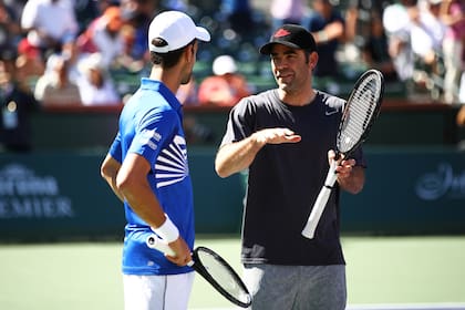 Sampras con Novak Djokovic, en una de las escasas apariciones del estadounidense en público; aquella vez, al jugar una exhibición en Indian Wells