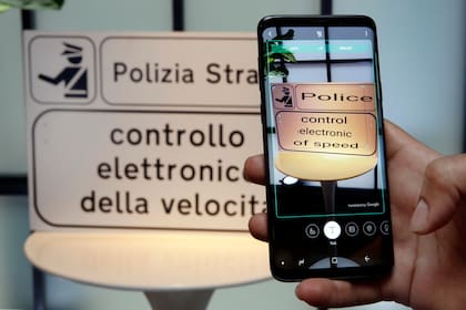 Samsung cuenta con su asistente Bixby, que traduce en tiempo real, y anunció el lanzamiento de parlantes inteligentes