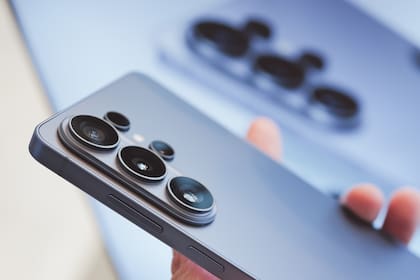 Samsung mantuvo las cámaras del S25 Ultra, aunque rediseñó uno de los teleobjetivos para que deje pasar más luz en tomas oscuras