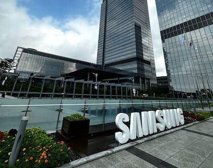 Samsung nació en 1938 como un trader de verduras y luego se diversificó a electrónica pero también parques temáticos, construcción de barcos y biomedicina, entre otras áreas. Se estima que esta empresa, la más grande del país asiático, genera un 15% del PBI nacional.