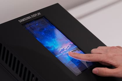 Samsung presentó un panel OLED para smartphones que tiene un sensor biométrico incorporado en toda la pantalla