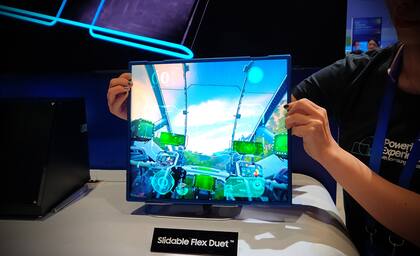 Samsung también mostró Flex Solo y Flex Duet, una pantalla de gran tamaño que se desenrolla de uno o los dos laterales para ampliar la superficie visible