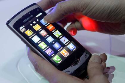 Samsung Wave, uno de los teléfonos de la compañía surcoreana con Bada, el sistema operativo que será reemplazado por Tizen, una plataforma derivada de MeeGo