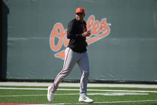 Samuel Basallo, receptor dominicano de Orioles, sale de juego tras jugada en el plato