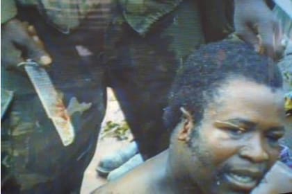 Samuel Doe fue mutilado y torturado antes de ser asesinado por los hombres de Prince Johnson, uno de sus enemigos y las imágenes fueron grabadas