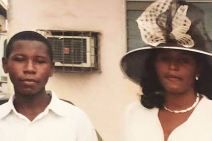 Samuel en una foto con su hermana el día de su boda, dos años después de que ella lo encontrara