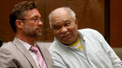 Samuel Little (derecha) fue sentenciado a tres cadenas perpetuas en 2014 por el asesinato de tres mujeres en California