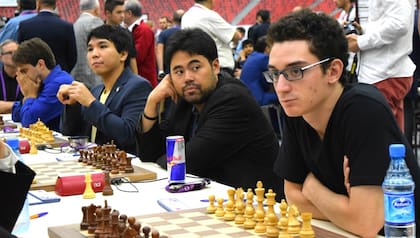 Hikaru Nakamura y Fabiano Caruana, integrantes del seleccionado norteamericano; a la izquierda, Samuel Shankland y Wesley So