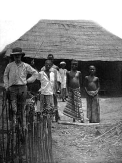 Samuel Verner junto a niños pigmeos en Congo en 1902