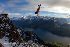 El impresionante video de un hombre saltando en una cuerda floja a 1.500 metros
