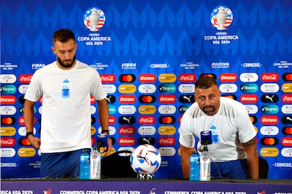 Samuel y Pezzella en la conferencia de prensa de la selección previa al partido contra Perú