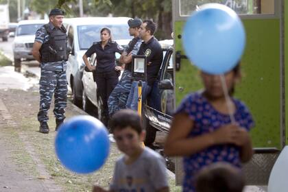 La infantería acompaña a un equipo del gobierno provincial en el barrio Trujui, en San Miguel.