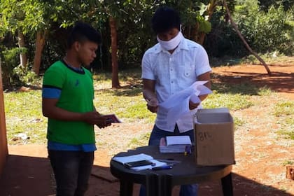 Entrega de cuadernillos en la escuela de la comunidad Alecrin, en Misiones, que tiene 79 alumnos