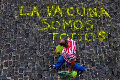 "La vacuna somos todos", un mensaje en las calles de San Telmo