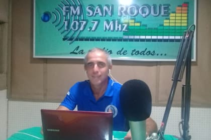 En San Roque, Corrientes, el profesor Daniel Bruno da clases por radio a sus alumnos de Colonia Pando, a 33 kilómetros