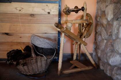 Liliana aprendió hilado artesanal en rueca y tejido en telar y ofrece sus creaciones hechas con lana de oveja y llama de esquilas que se hacen en la zona