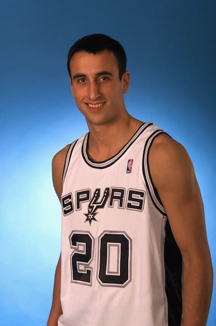 SAN ANTONIO 30 de septiembre: Emanuel Ginóbili 20 de los Spurs de San Antonio posa para un retrato durante el Spurs Media Day el 30 de septiembre de 2002 en Alamodome en San Antonio, Texas
