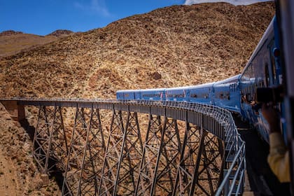 El presidente Hipólito Yrigoyen aprobó la iniciativa que apuntaba a unir la capital salteña con Antofagasta (Chile) atravesando la cordillera de los Andes