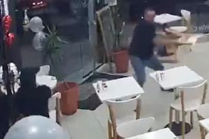 Entró a una panadería fuera de control, agredió a una empleada y rompió un vidrio de un sillazo