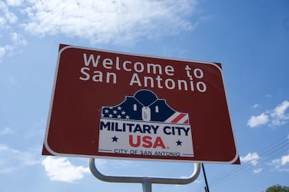 San Antonio se ubica estratégicamente en la zona sur de Texas, entre Houston y la frontera con México