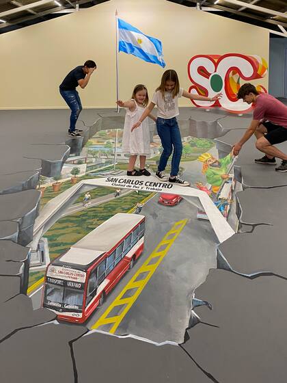 San Carlos Centro tiene un nuevo espacio en el que los adultos juegan con los niños.