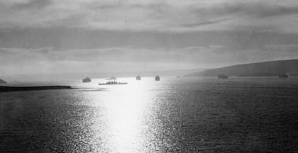 San Carlos, mañana del 21 de mayo de 1982: esta postal observó Crippa cuando se encontró con la flota británica