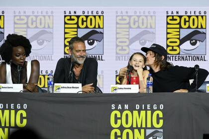  Danai Gurira, Jeffrey Dean Morgan, Cailey Fleming y Norman Reedus en el panel de The Walking Dead