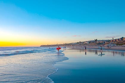 San Diego ha sido llamada «el lugar de nacimiento de California». Es conocida por su clima estable y cálido a lo largo del año, puertos naturales de aguas profundas, largas playas, la cooperación con la Marina de los Estados Unidos y un crecimiento de la industria de salud y biotecnología.