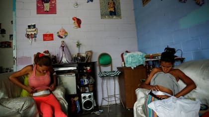 San Francisco de Yare: Andreína Jordán, de 34 años, y su hermana Alejandra Jordán, ?de 30 años, examinan los puntos posteriores a la incisión de la cirugía de esterilización