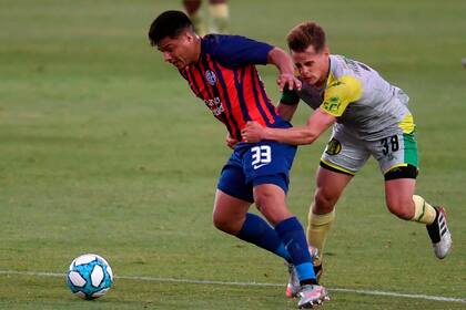 A falta de fútbol, un tackle de rugby: Indacoechea agarra por la cintura a Alexander Díaz